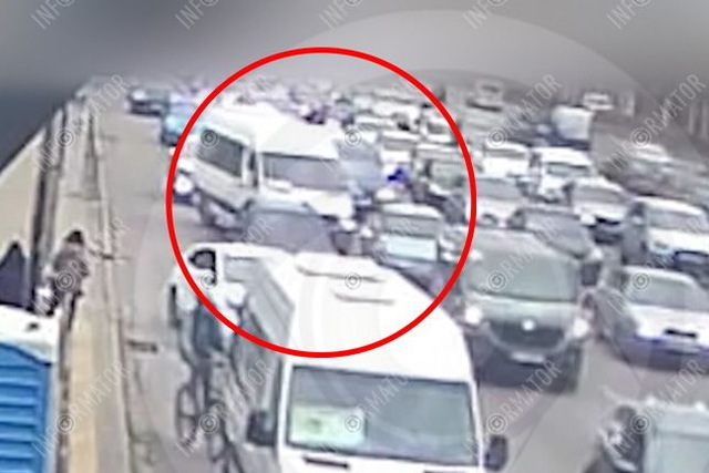 В Днепре на Слобожанском проспекте микроавтобус въехал в Daewoo (видео момента)