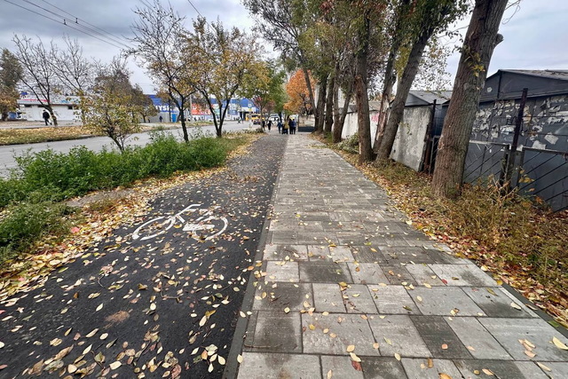 На Михновского появилась велодорожка и новый тротуар