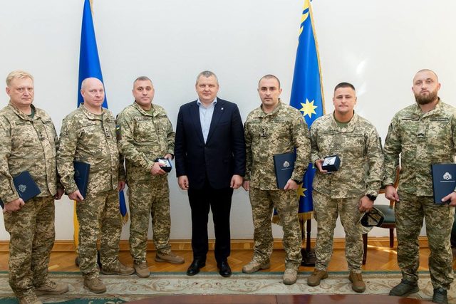 Голова Дніпропетровської облради Микола Лукашук відзначив військовослужбовців Повітряного командування «Схід»