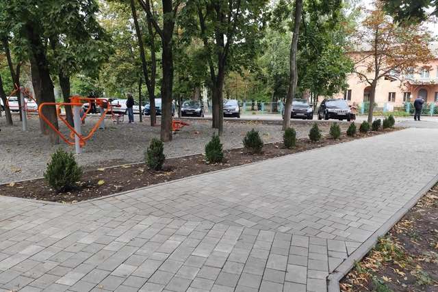 У Дніпрі почали розкрадати щойно створений сквер!