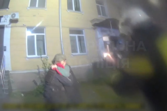 Первые минуты после вражеского удара по дому 3 октября в Днепре – на видео с бодикамер патрульных