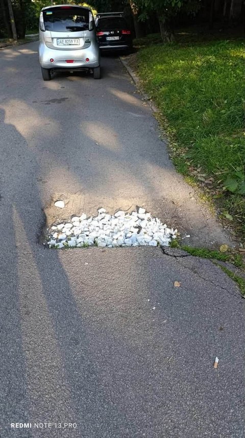 На Дніпропетровщині дороги вже латають… зубними протезами