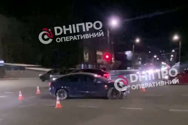 В Днепре на проспекте Слобожанском столкнулись Tesla и Toyota: видео момента