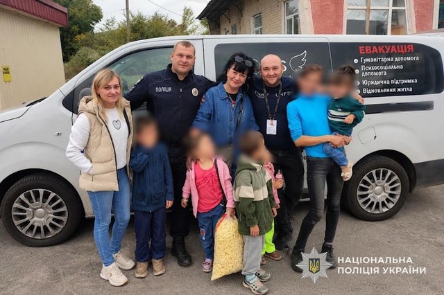 Теперь детям ничего не угрожает: из Марганца ювенальные инспекторы полиции организовали эвакуацию многодетной семьи