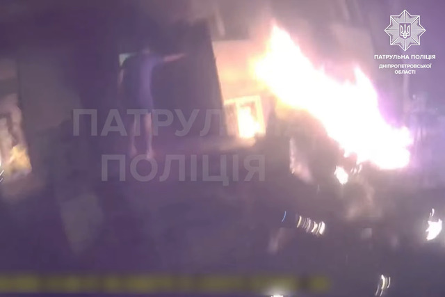 Первые минуты после вражеского удара по дому в Днепре - на видео с бодикамер патрульных