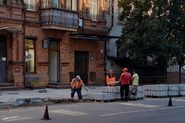 На улице Магдебургском праве возобновили обновление тротуара
