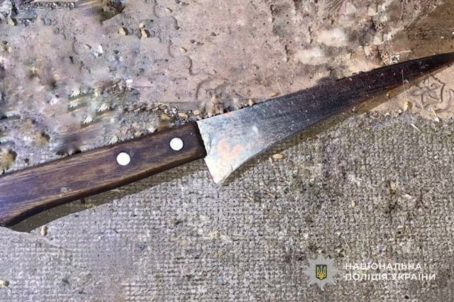 Полицейские Криворожья сообщили о подозрении женщине, которая ударила ножом в грудь 40-летнего сожителя