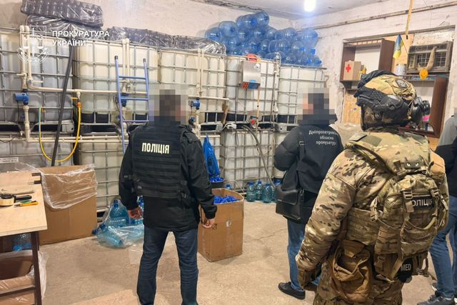На Днепропетровщине пяти участникам организованной группы сообщено о подозрении в незаконном изготовлении и сбыте алкогольных напитков