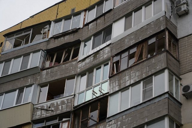 Пошкоджена багатоповерхівка внаслідок атаки КАБів по Дніпру 13 жовтня 2026 року. Суспільне Дніпро КАБы долетают до Днепра: как рф увеличила дальность авиабомб и может ли их сбить ПВО