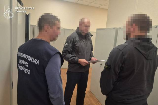Стріляли, били та змусили віддати понад $68 тис: на Дніпропетровщині трьох поліцейських підозрюють у розбої