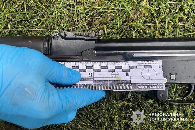 На Дніпропетровщині затримали чоловіка, який погрожував правоохоронцям гранатою та відкривав вогонь