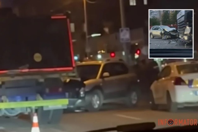 У Дніпрі на Набережній Перемоги біля ЖК «Маршал» Hyundai в’їхав у вантажівку: постраждала 62-річна жінка