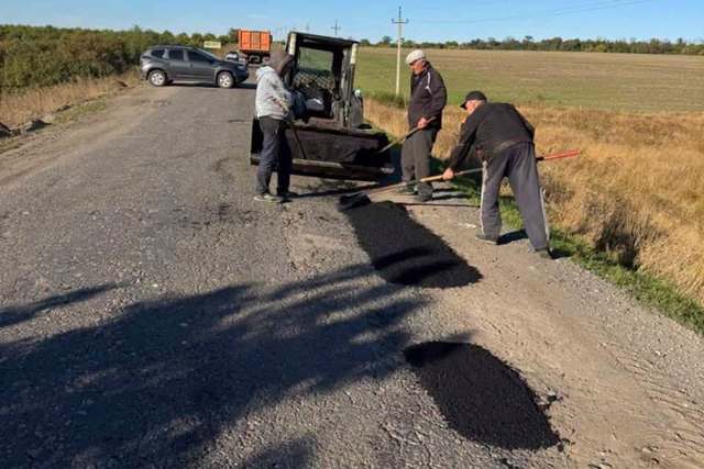 Аграрії Дніпропетровщини ремонтують дорогу за власні кошти