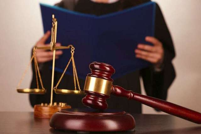 У Кам’янському чоловік жорстоко вбив подружжя через образи під час застілля: вирок суду