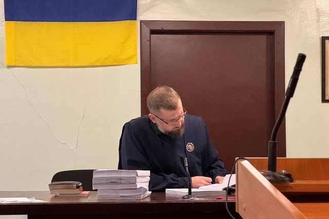 Суддя на засіданні у справі про побиття військовим побратима перед строєм. Суспільне Дніпро Избиение военного 155 ОМБр в Днепре: суд начал рассмотрение письменных доказательств