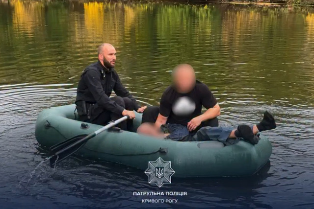 У Кривому Розі патрульні врятували чоловіка, який упав з моста в річку (відео з бодікамер)