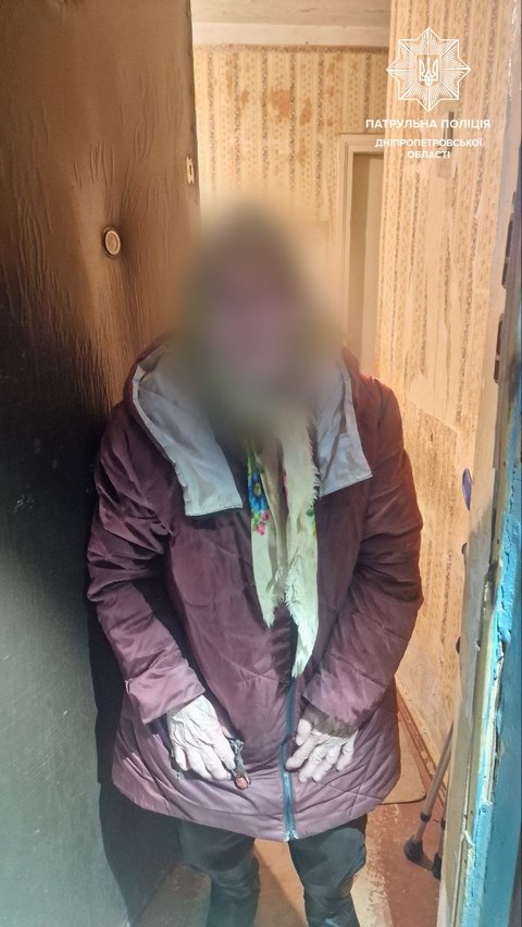 Дніпровські патрульні допомогли повернутися додому жінці, яка заблукала
