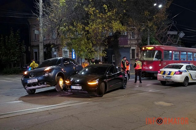 В Днепре на Архитектора Олега Петрова Nissan заехал на Tesla и повис на ней: заблокировано движение трамвая №5
