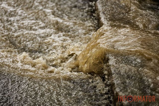 В Днепре на улице Глобы образовалась река из-за аварии на водопроводе