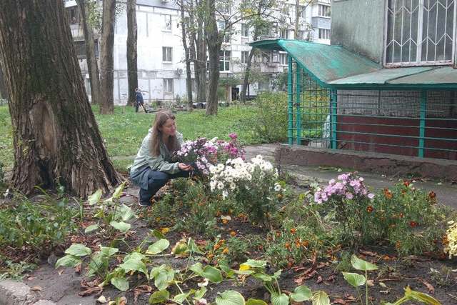 Як мешканка Дніпра намагається самотужки навести лад у своєму кварталі