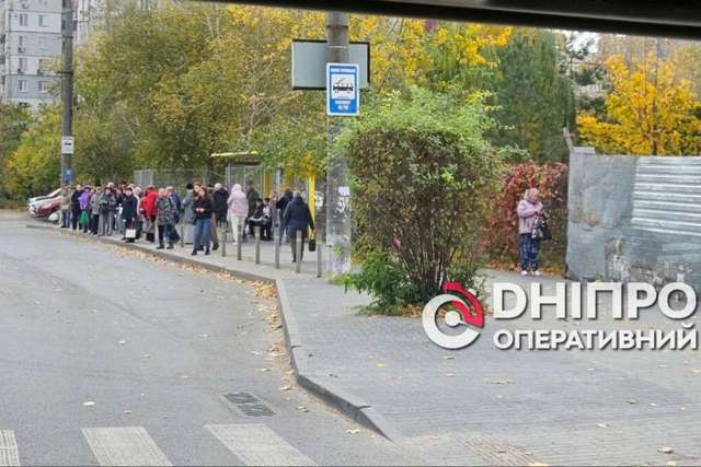 Блэкаут остановил общественный транспорт в Днепре: есть ли очереди и где назначили больше автобусов