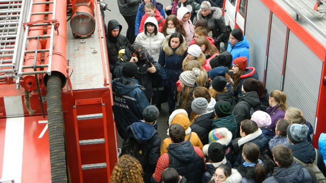 Студентов медицинского колледжа Каменского ознакомили со спецификой работы Службы спасения «101»