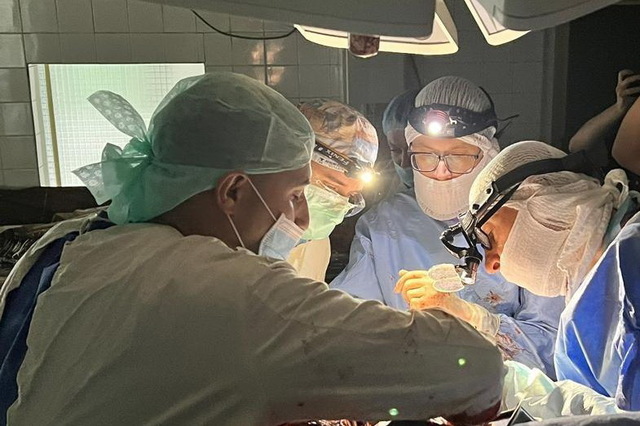 В Днепре десятки тяжелых пациентов оказались на операционных столах без света