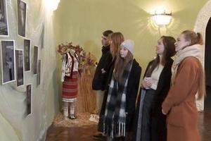В Днепровском национальном университете открыли благотворительную фотовыставку