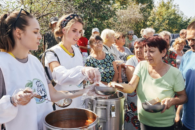 Нуждающимся в Днепре выдали миллион порций бесплатных горячих обедов