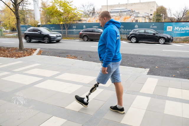 Безбарьерный маршрут в центре Днепра обустраивают в едином стиле