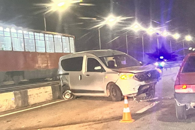 У Дніпрі на Кайдацькому мосту Mazda перекинулася на дах після зіткнення з Renault: постраждав чоловік