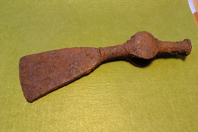 Сходили за грибами – нашли древний топор!