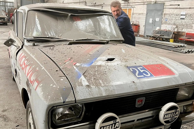 У Дніпрі шукають скло для пошкоджених внаслідок обстрілу ретро-авто