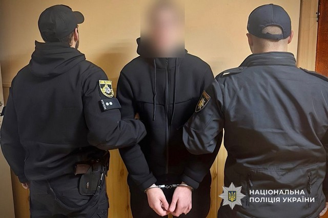 Набросился на пожилую женщину и ограбил: полиция Днепра задержала 20-летнего грабителя