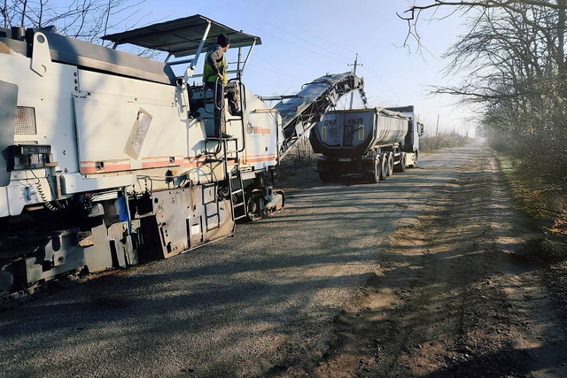 На Днепропетровщине продолжают ремонтировать прифронтовые дороги