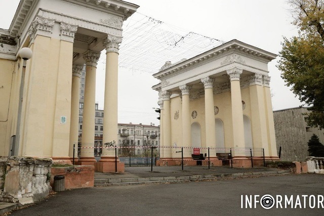 Опасный участок: центральный вход в парк Глобы в Днепре огородили забором