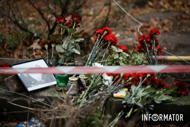 Фото: Дмитро Дворський В Днепре к многоэтажке, в которую попал вражеский беспилотник, приносят цветы