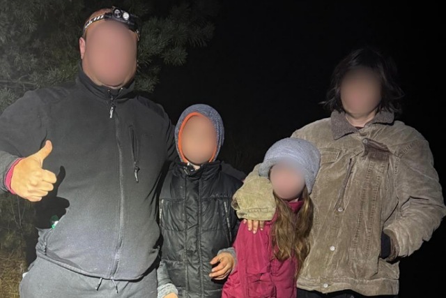 Пошли по грибы: Полицейские разыскали женщину с детьми, заблудившимися в лесу