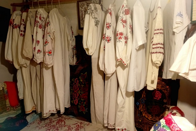 На Дніпропетровщині зібрали унікальну колекцію стародавніх нарядів наших предків