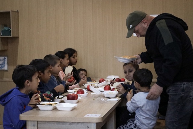 Транзитный центр в Волосском ежедневно принимает сотни новых беженцев