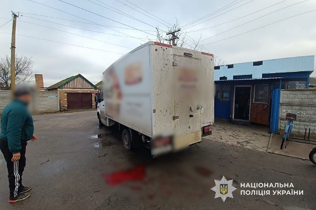 На Нікопольщині під час російського удару рф по вантажівці поліцейський офіцер громади допоміг врятувати життя пораненому чоловіку