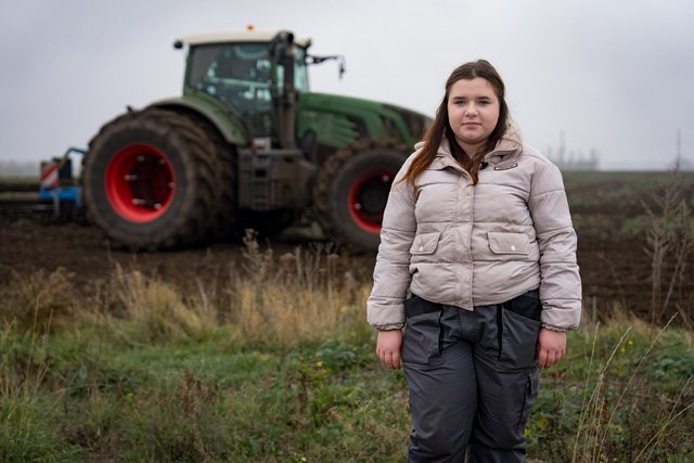 Посвідчення водійки трактора Дарія отримає у січні 2026 року. Суспільне Дніпро/Юрій Тинний Единственная девушка на предприятии. На Днепропетровщине 19-летняя студентка учится управлять крупногабаритным трактором