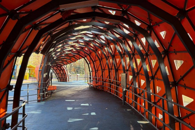 В Днепре обновили детскую и инклюзивную площадку в сквере Героев