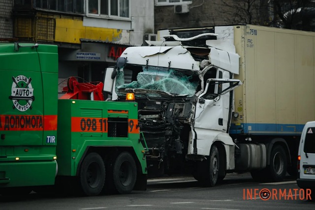 В Днепре на Старочумацкой легковушка заехала под фуру и та перевернулась: поврежден магазин