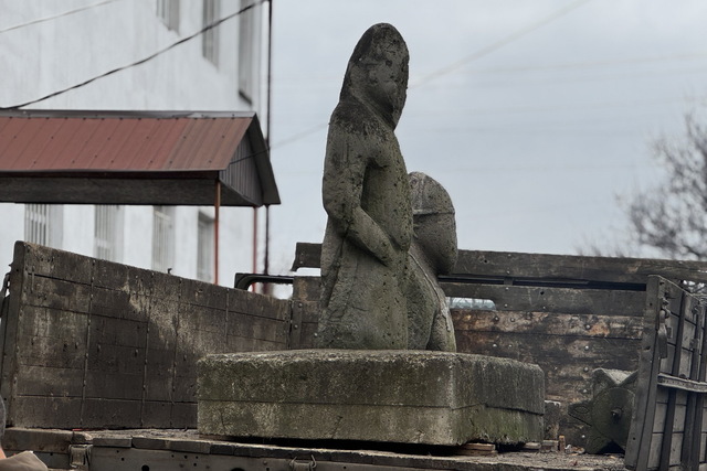 Эвакуировали за семь часов. Из прифронтовой Петропавловки бойцы 25 ОПДбр вместе с историками вывезли половецких баб