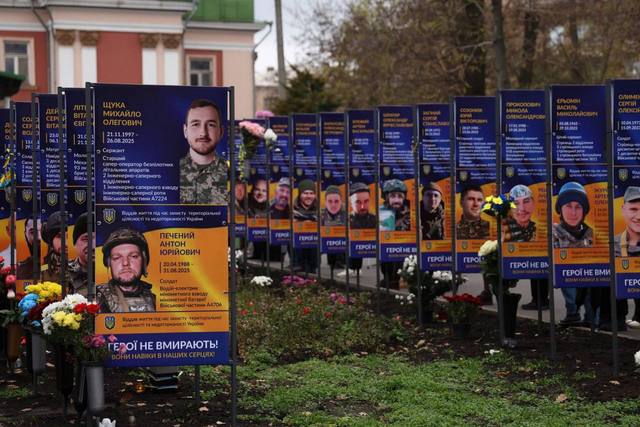 В Кривом Роге открыли пятую Аллею Славы, посвященную 324 павшим военным