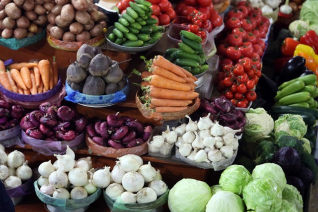 Картофель дешевеет, огурцы снова дорожают: какие цены на овощи и фрукты сейчас в Украине