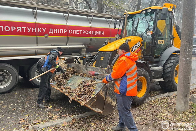 Работают коммунальщики, благотворители, чрезвычайники: в Днепре продолжается ликвидация последствий ночной атаки рф