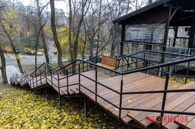 В парке Зеленый Гай в Днепре за 2 миллиона гривен установили лестницу со скамейками