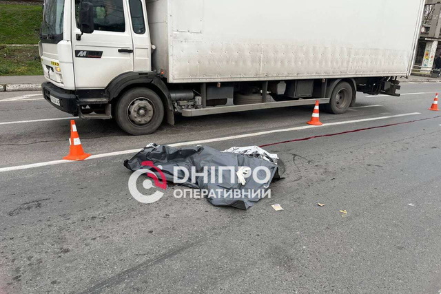 В Днепре на Нечуя-Левицкого насмерть сбили мужчину: момент попал на видео